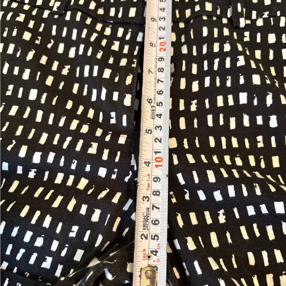 New York & Company Black and White Patterned Women’s Shorts - Picture 10 of 11